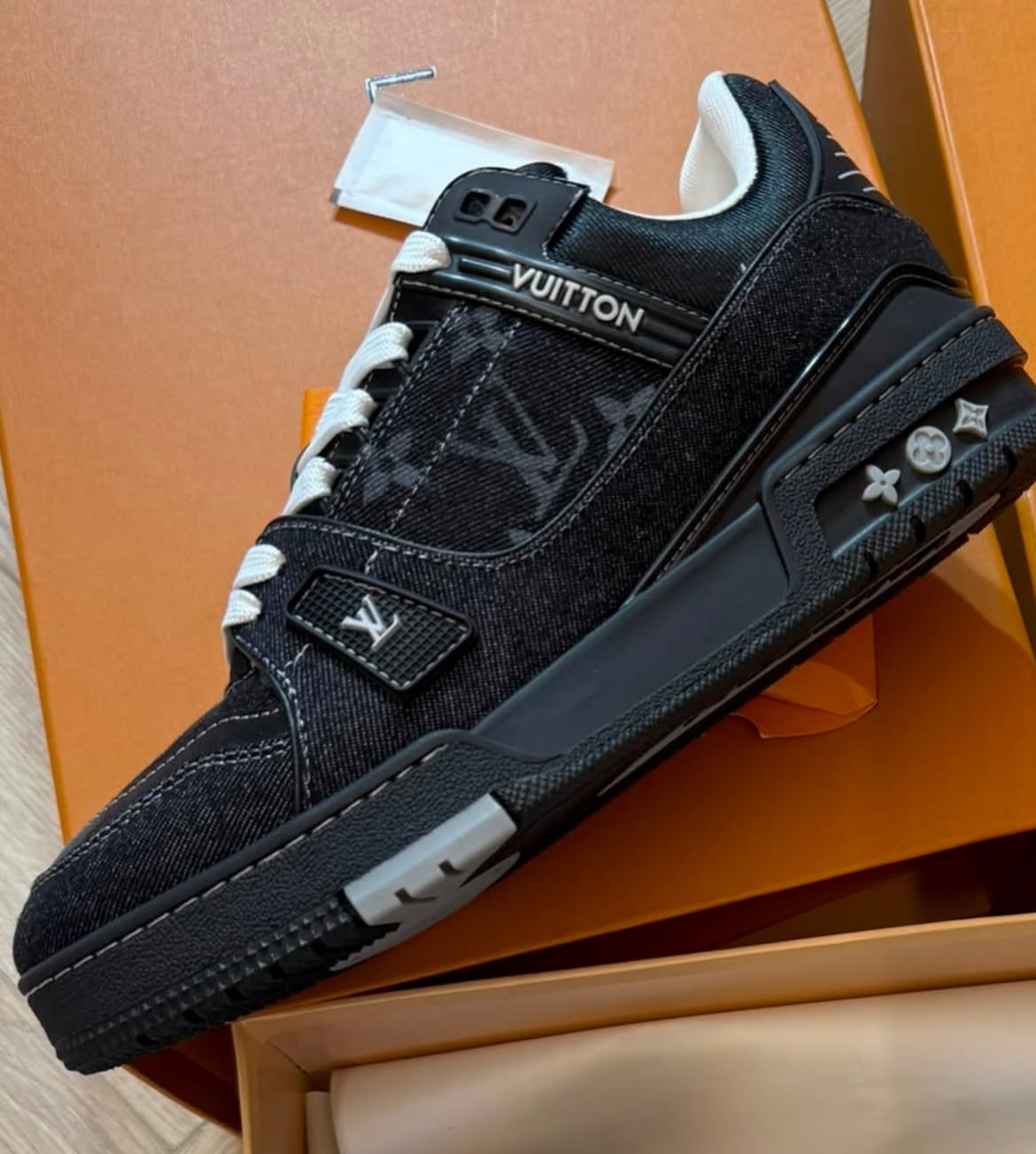 Louis Vuitton LV Trainer — Negro y Blanco