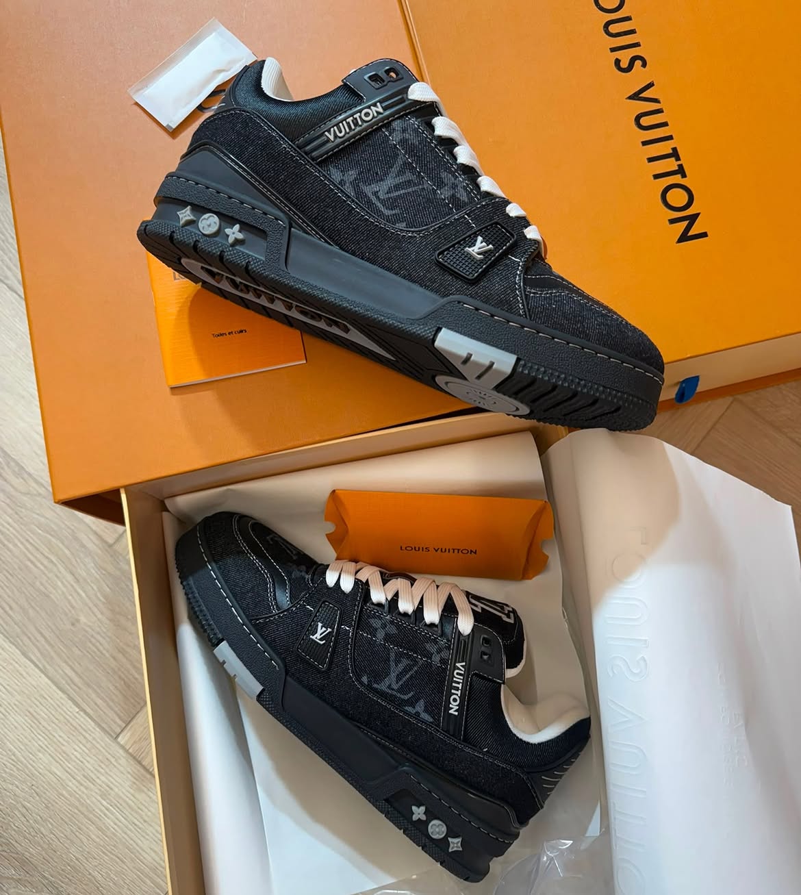 Louis Vuitton LV Trainer — Negro y Blanco